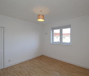 3 bedroom flat to rent - Photo 4