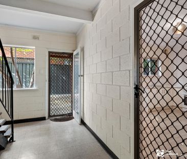 GROUND FLOOR UNIT IN PRIME LOCATION! - Photo 1