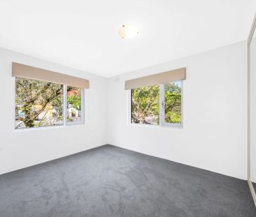Bright and spacious updated apartment in well maintained building - Photo 3