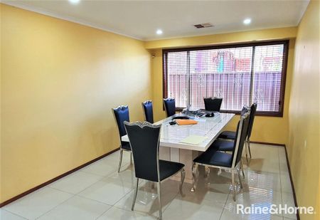 BEAUTIFUL 4 BEDROOM FAMILY HOME IN MACQUARIE FIELDS FOR LEASE!!!!!!!! - Photo 3