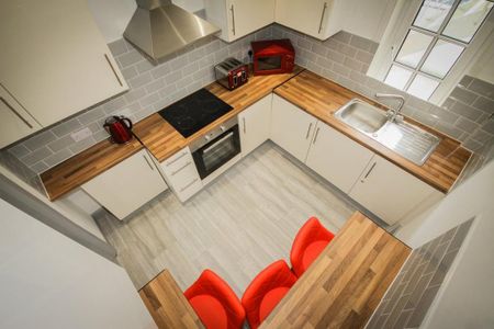 1 bedroom in a house share to rent - Photo 3