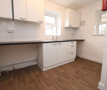 3 bedroom end of terrace house to rent - Photo 4