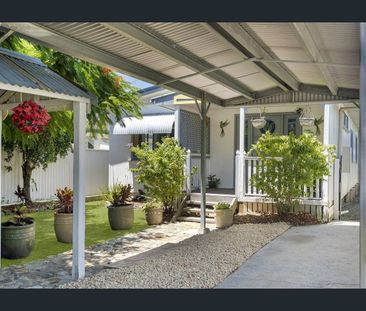 Spacious coastal home close to everything - Photo 1