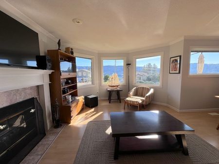 Furnished 3 bedroom upper suite, with views! Fixed-term lease until May.31, 2025 - Photo 2