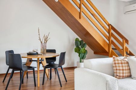 Stunning townhouse in excellent location & Renovated! - Photo 2