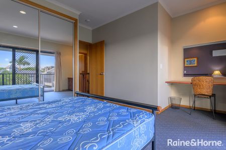 CITY CENTRE EXECUTIVE APARTMENTS WITH WATER VIEWS! - Photo 5