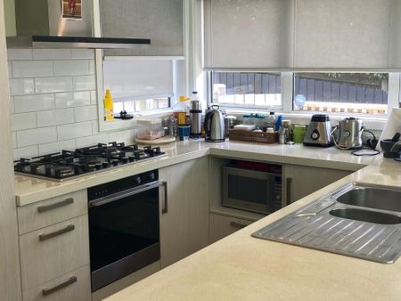 Modern 3 Bedroom Townhouse - Photo 2