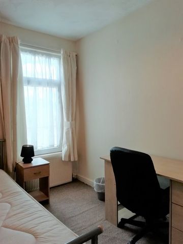 Kingsland Terrace, Treforest - Photo 3