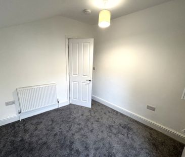 A Newly modernised Three-Bedroom Terraced home - Photo 4