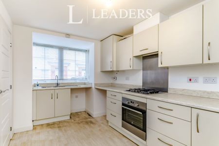 4 bedroom link detached to rent Bedivere Road, Ifield - Photo 3