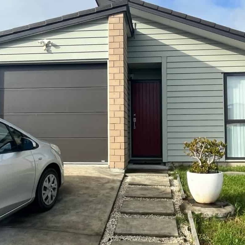 Spacious 3 Bedroom, 2 Bathroom Family Home in Prime Location - Photo 1