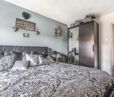 Flat to rent - Grange Crescent, Dartford, DA2 - Photo 3