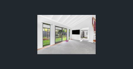 Large Furnished Villa – short term lease available - Photo 4