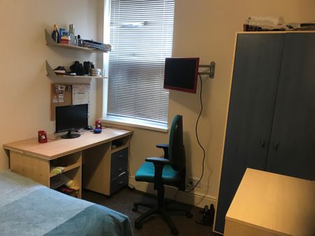 202 TIVERTON ROAD - Photo 3