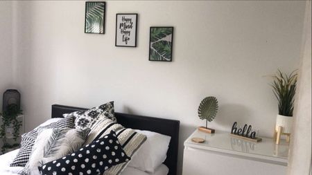 Windrush Court Room 6 - Photo 5