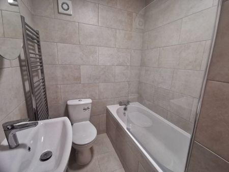 2 Bed Flat, Wokingham Road, RG6 - Photo 3