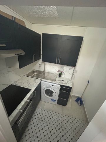 2 Bed Flat, Francis Chichester Way, SW11 - Photo 2