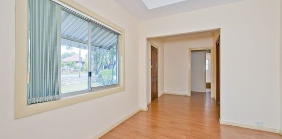 3 BEDROOM FAMILY HOME - Photo 2