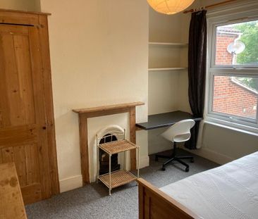 5 Bed Terraced House, Milton Road, SO15 - Photo 1