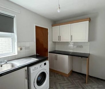 Partly Furnished 2 Bedroom Terrace - Photo 2