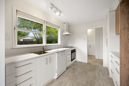 Step into this freshly renovated 3-bedroom, 1-bathroom home on Crosby Road, complete with a single garage and light-filled living spaces. - Photo 3