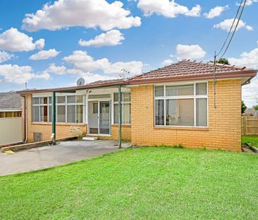 Stunning Family Home with Convenience at your Doorstep! - Photo 3