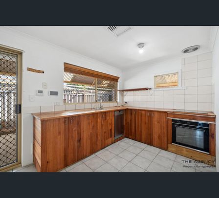 16 Navel Close, Seville Grove, WA 6112 - Photo 1