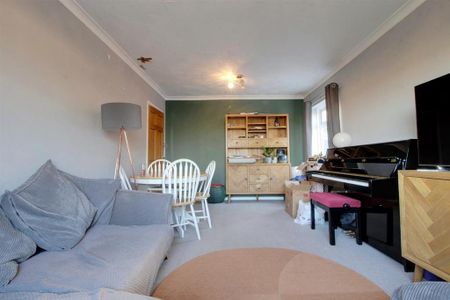 3 bedroom semi-detached bungalow to rent - Photo 2