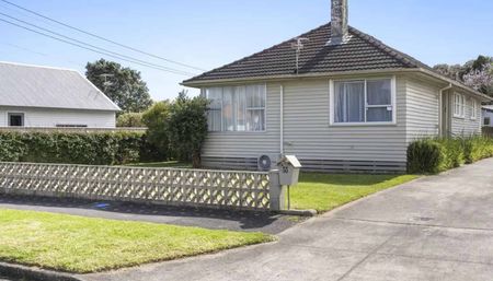 Three bedroom in Merrilands available now - Photo 3