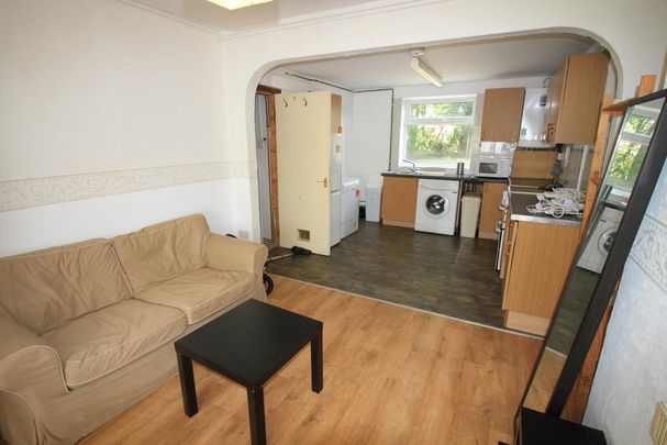 4 bedroom semi-detached house to rent - Photo 1