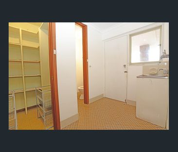 SPACIOUS DUPLEX IN GREAT LOCATION - Photo 4