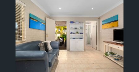 4 Bedroom Home - short term lease - Photo 2