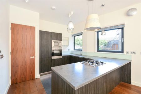 3 bedroom mews to rent - Photo 2