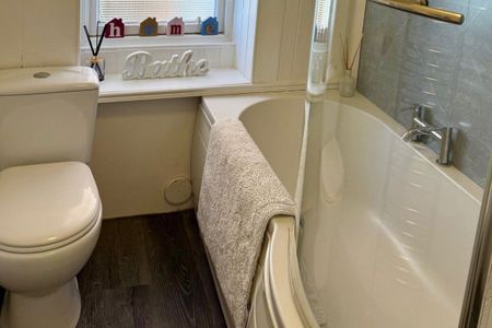 2 Bed Flat - Photo 2