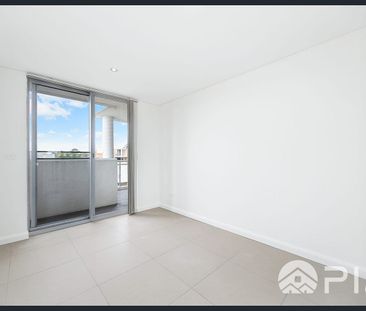 Tile Floor 2 Bedroom Apartment, Superb Central Location! - Photo 2