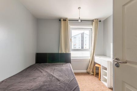 4 bedroom flat to rent - Photo 3