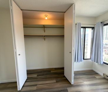 Downtown – Corner 2 bed, 1.5 bath, Executive House complex - Photo 3