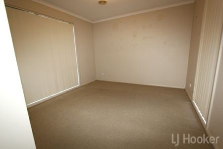 Impressive 3 bedroom ensuite townhouse with double garage - Photo 3