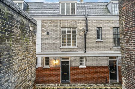 A two bedroom maisonette situated in a quiet mews just off Marylebone Lane and Marylebone High Street. - Photo 3