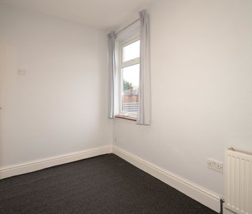 3 bedroom mid terrace to let - Photo 6