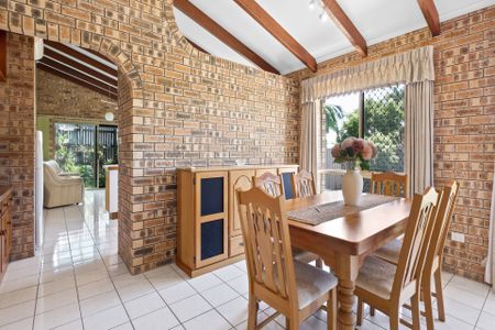 3 Bedroom Sold Brick Family Home - Photo 3