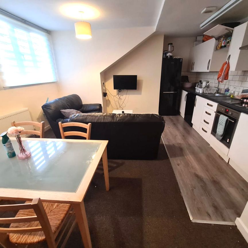 4 Bed - 127 Victoria Road, Hyde Park, Leeds - LS6 1DU - Student - Photo 1