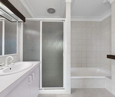 Fresh, Spacious & Light-Filled Home with Stunning Views - Photo 1