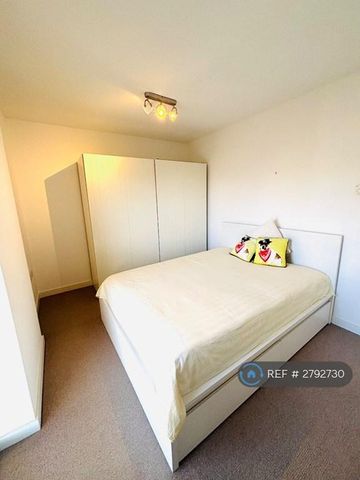 1 bedroom in a flat share to rent - Photo 2