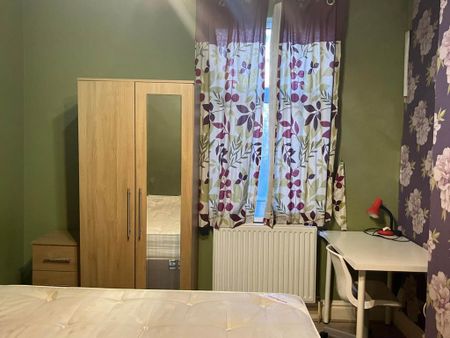 4 bedroom end of terrace house to rent - Photo 3