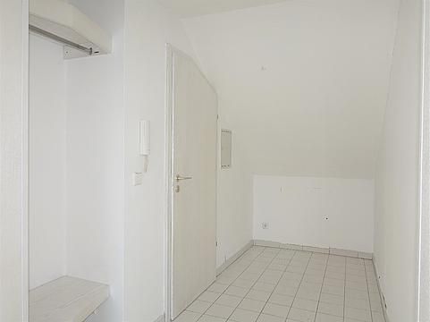 Gepflegte ca. 89 m² große DG-Wohnung mit großem Wohn-/Esszimmer, Tageslichtbad und PKW-Stellplatz - Foto 1