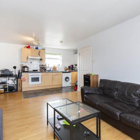 Located minutes to Stoke Newington overground and all local amenities - Photo 1