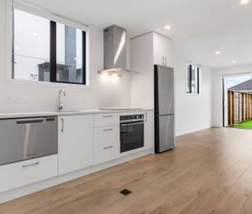 Modern 2022 built 2 bed, 2 bath with carpark - Photo 3