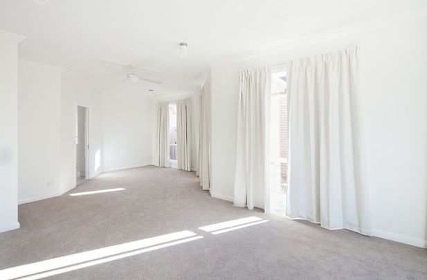Stunning, Sunny, Spacious Family Home - Photo 1