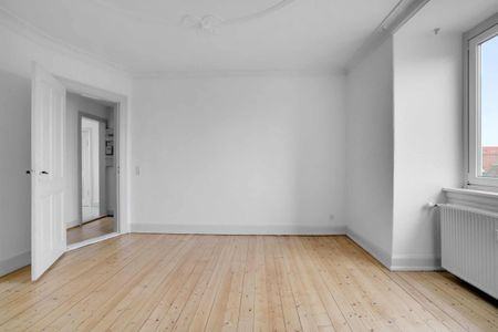 Lejlighed med stuklofter tæt på stadion og fjord - Photo 3